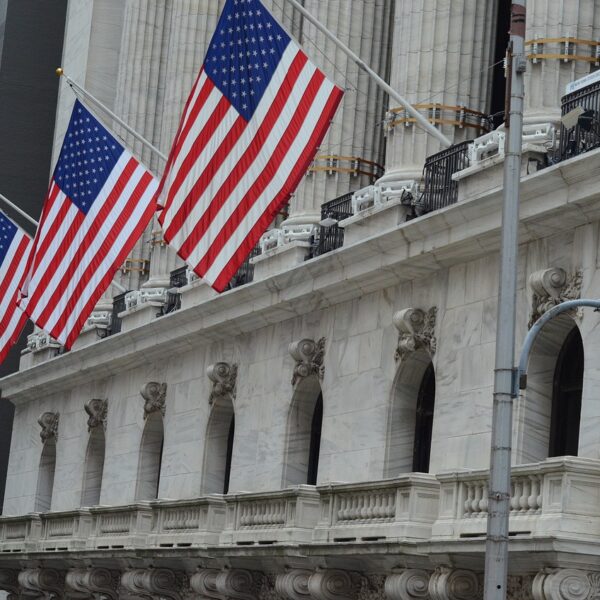 Stocks Settle Mostly Higher on Positive Earnings Results